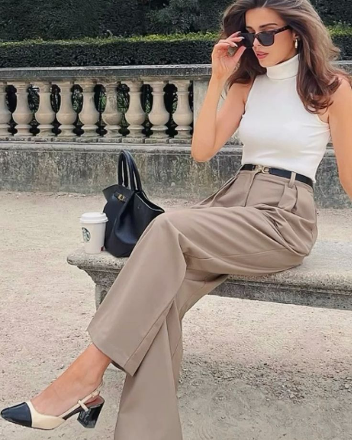 Mulher de estilo clássico com blazer e alfaiataria em tons neutros