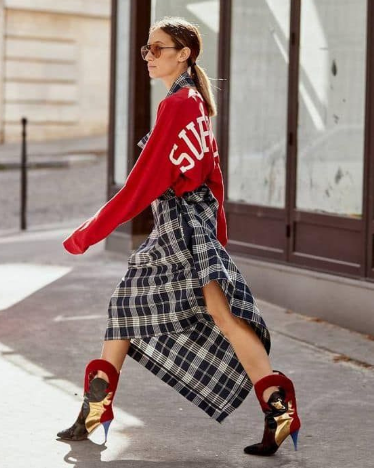 Mulher com estilo dramático urbano, couro e contrastes