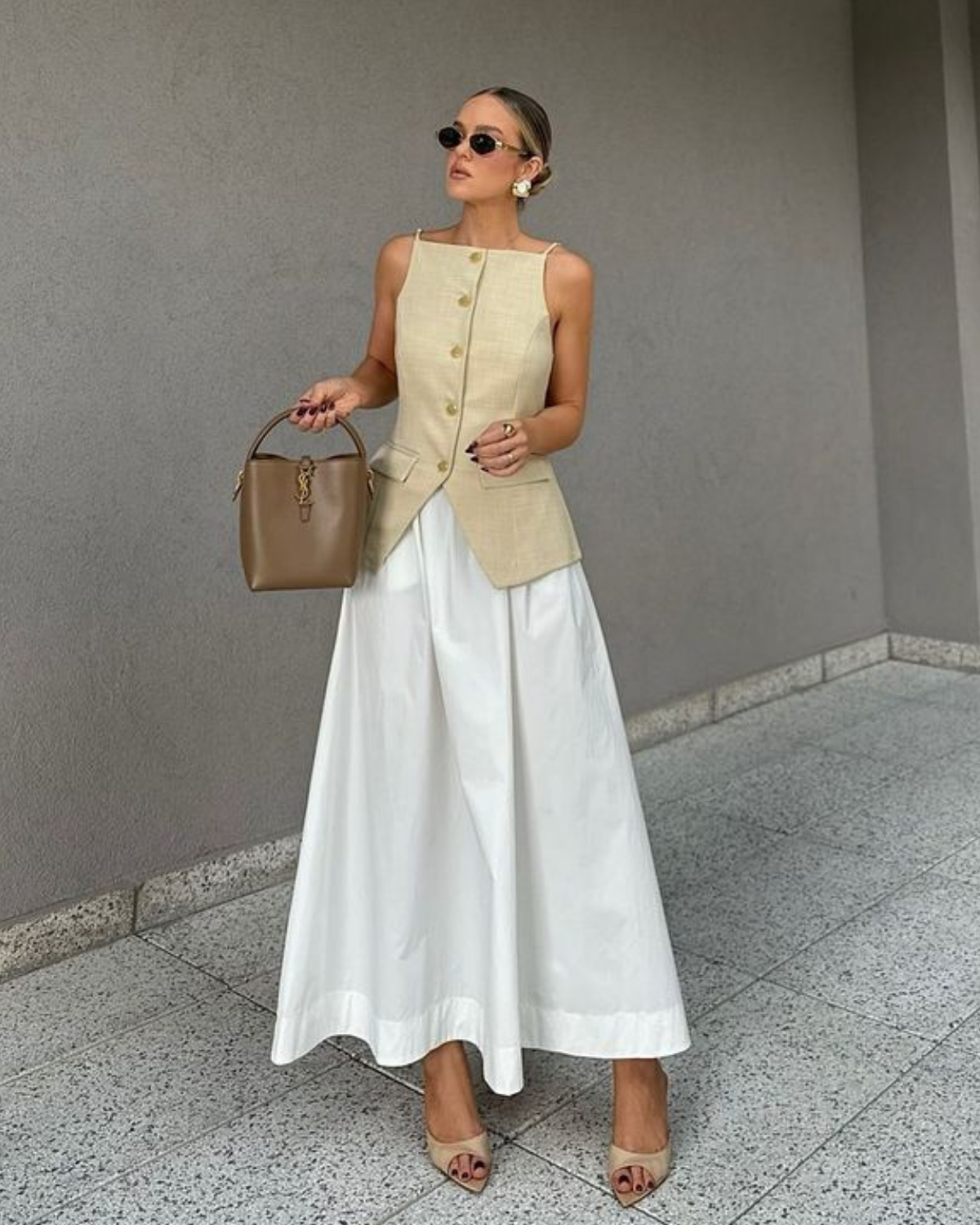 Mulher de estilo moderno elegante com linhas limpas