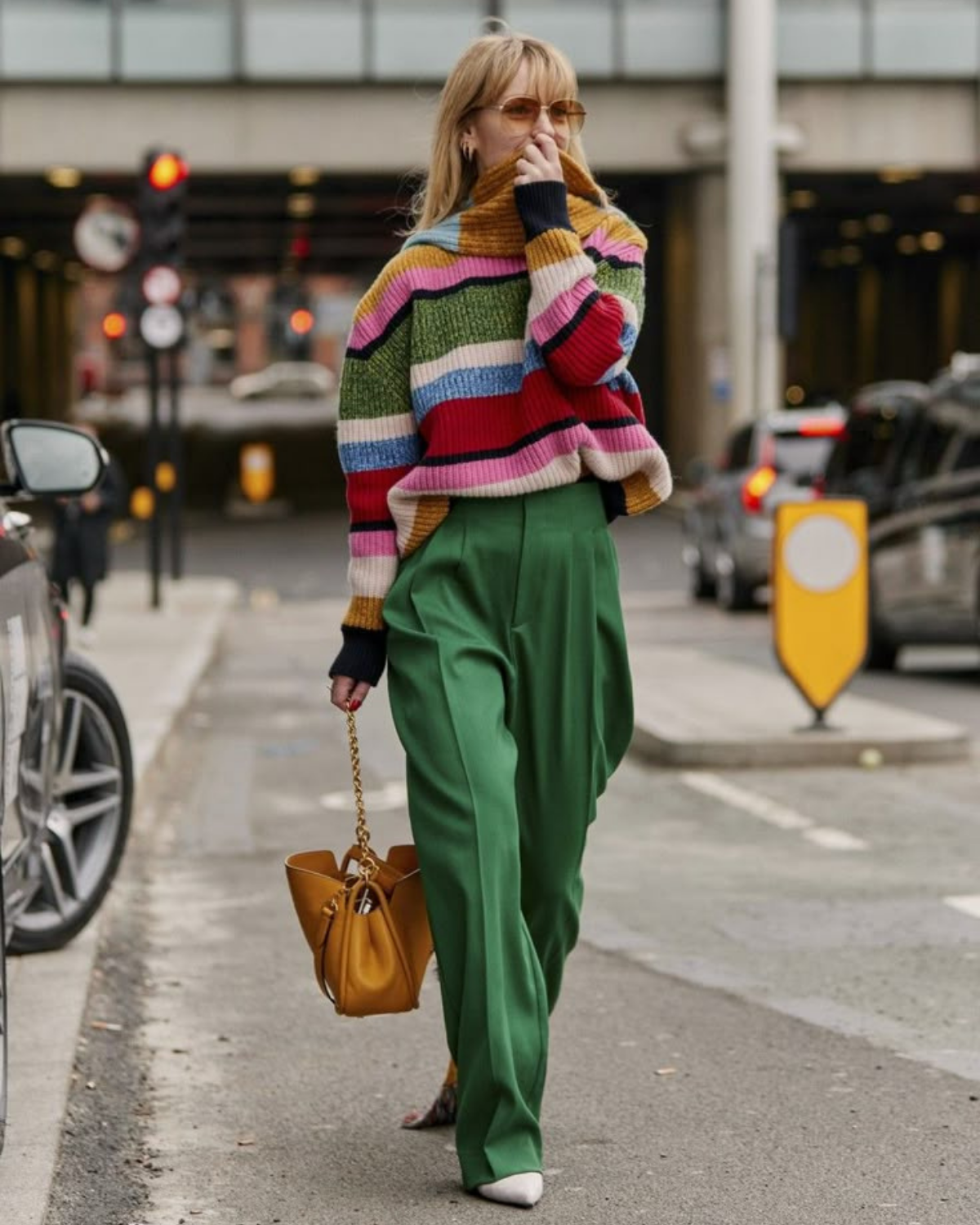 Mulher criativa com mistura de estampas e cores